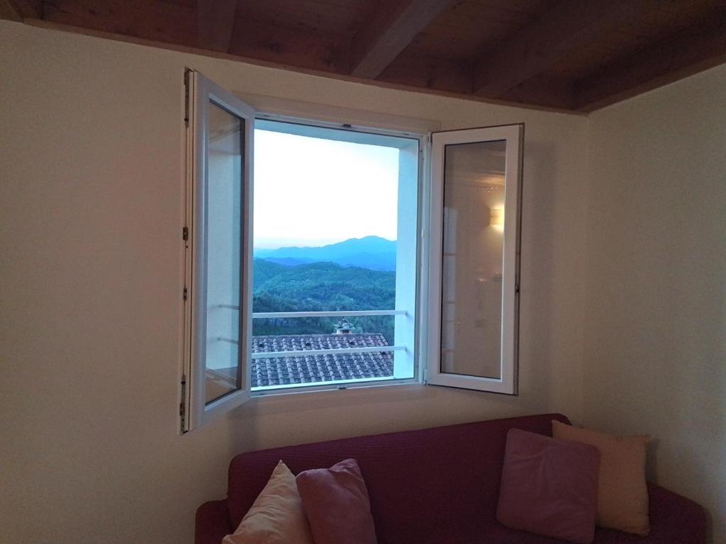 Finestra del soggiorno-cucina con vista sul verde